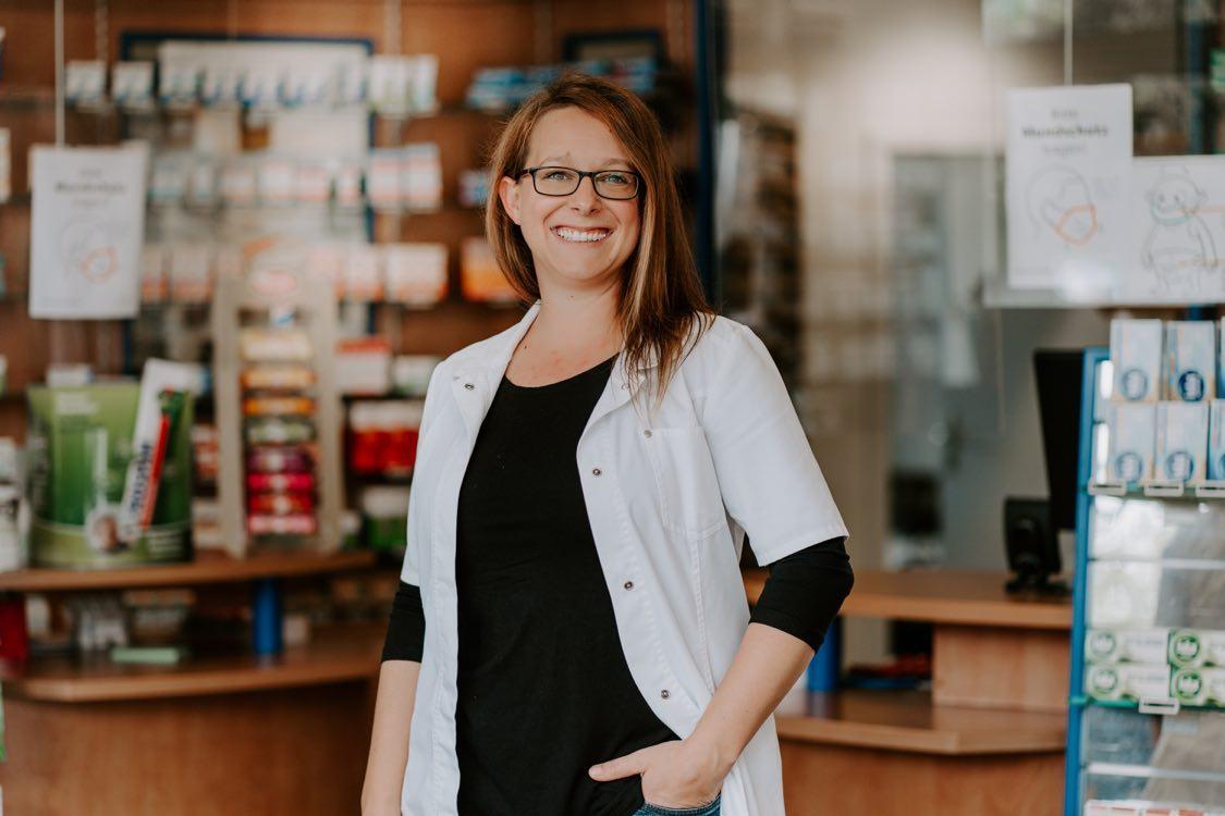 Stefanie als PKA in ihrer Apotheke.