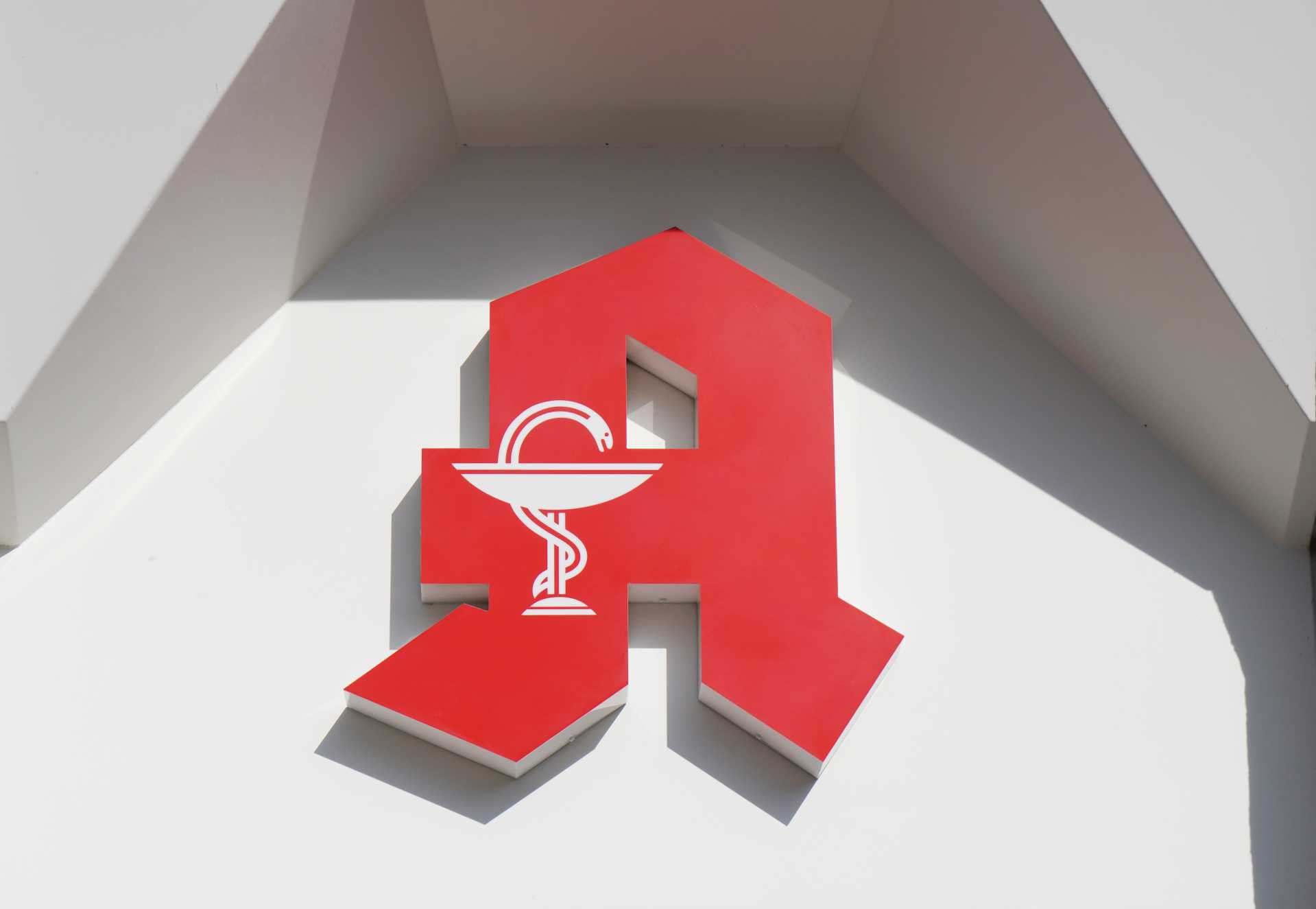 Apothekenschild mit typtischer Schlange