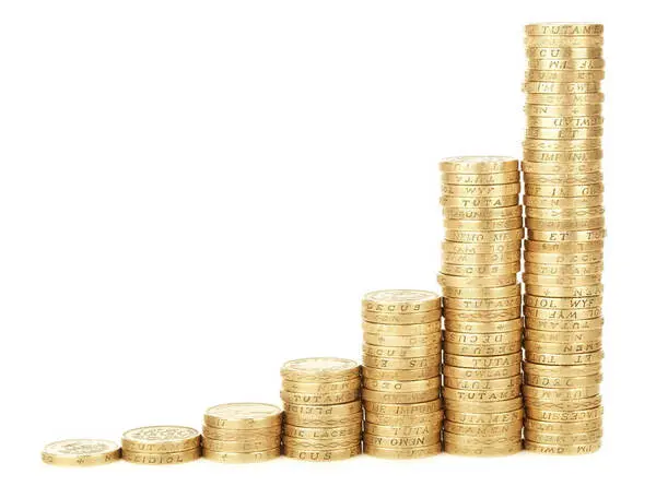 Wie ist das Gehalt als Apotheker? Ein Stapel Geld Symbolbild