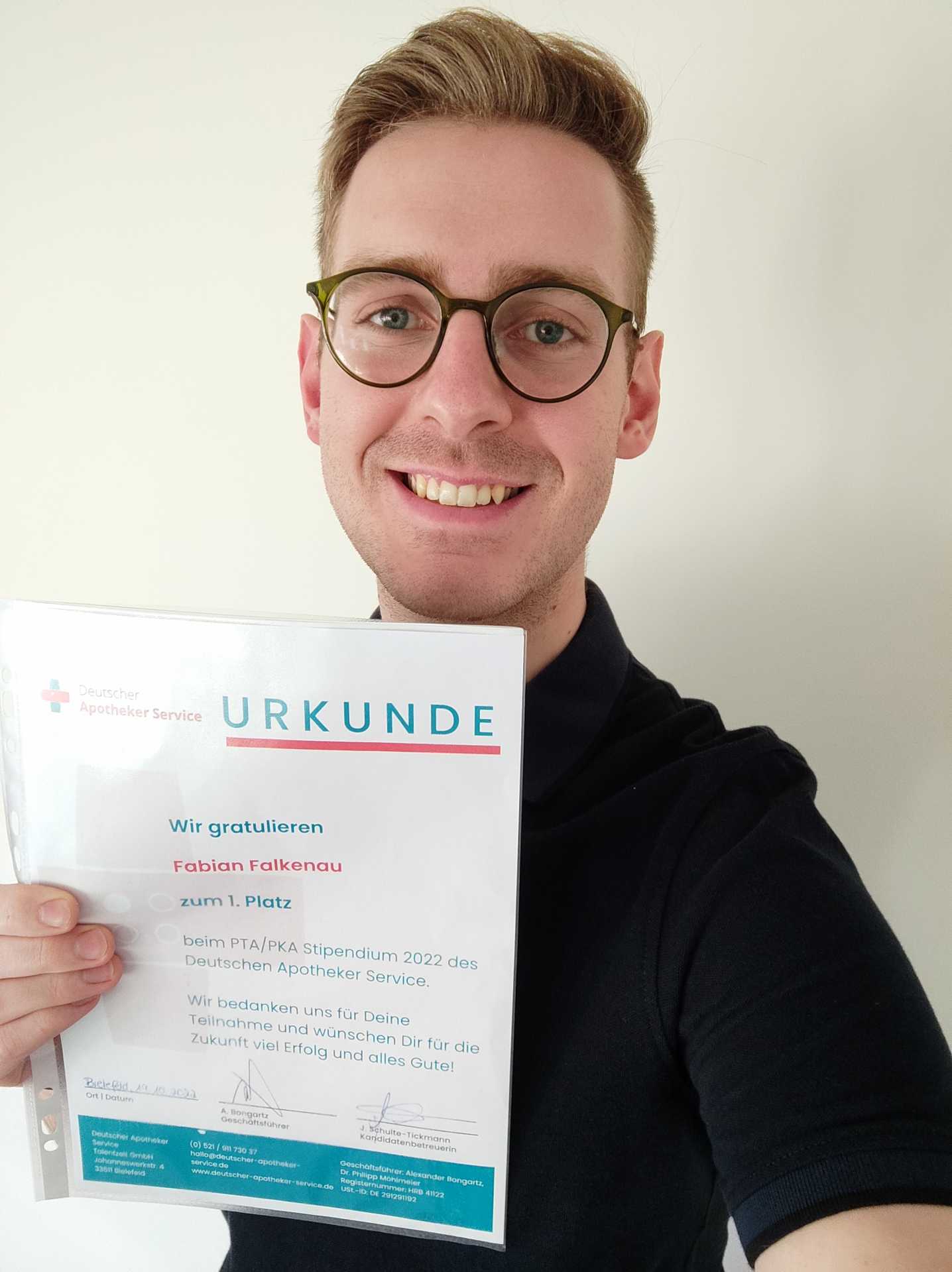 Gewinner des Stipendiums hält Urkunde in der Hand